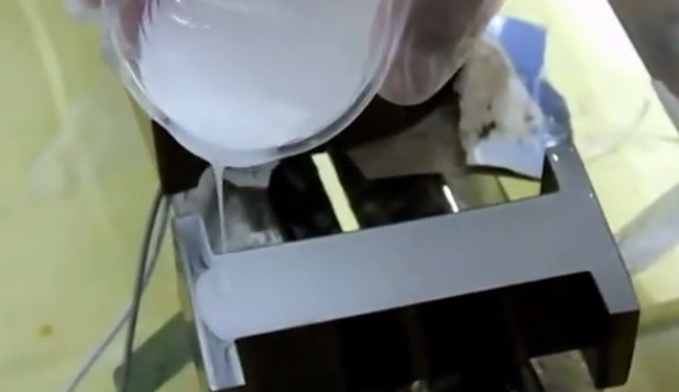 如何控制第一次浇铸树脂字颜色层控制在2.5-3mm
