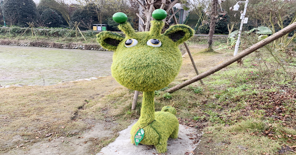 公园里绿色立体的动物雕像是怎么制作的？