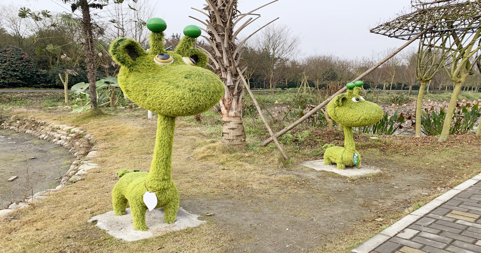 公园里绿色立体的动物雕像价格贵吗？