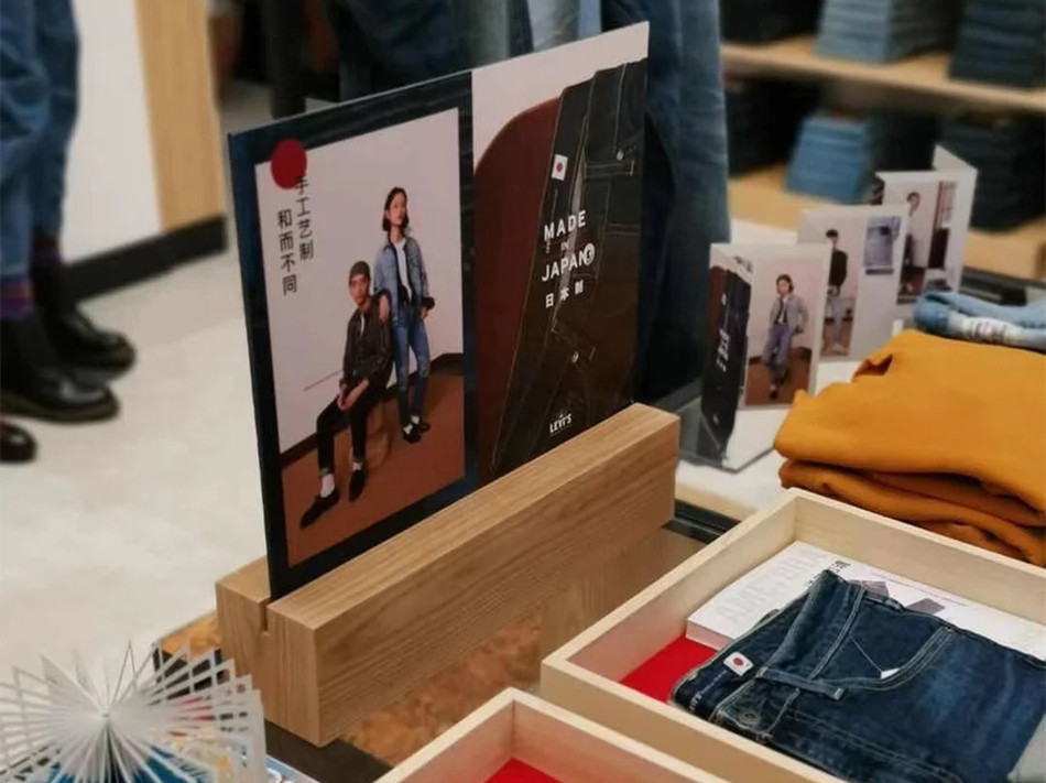 李维斯（Levis）服装店木质亚克力立牌展示效果图