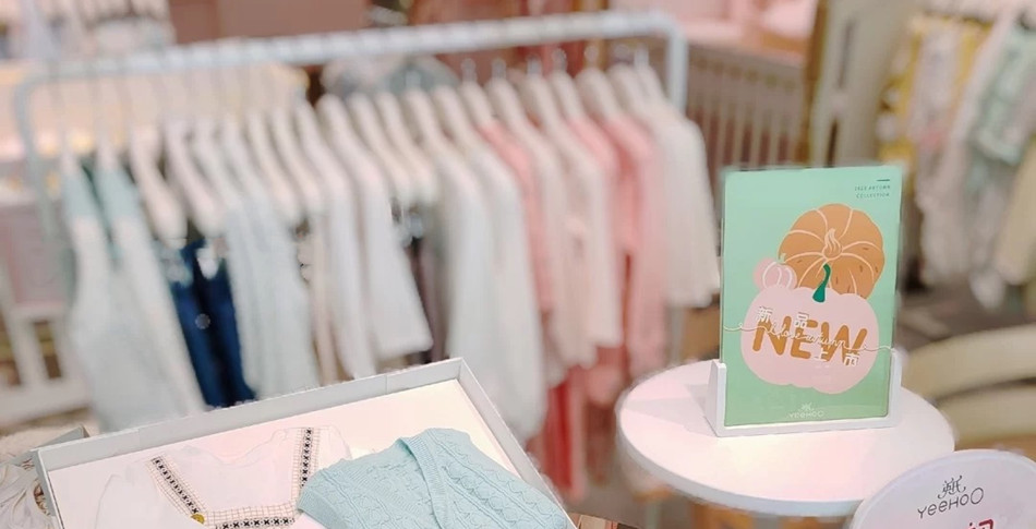 英氏（YeeHoO）母婴用品店铝合金亚克力桌牌展示效果图