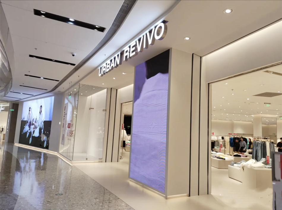 UR（URBAN REVIVO）服装店整体展示效果图