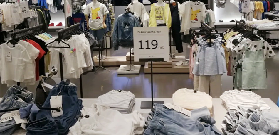 《ZARA》服装店展示立牌展示效果图