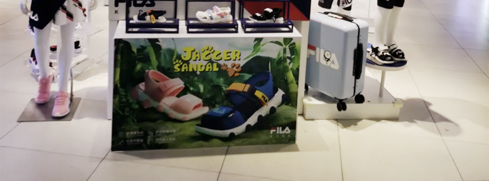 潮宝都爱（FILA KIDS斐乐）品牌童装店写真画面贴展示效果图