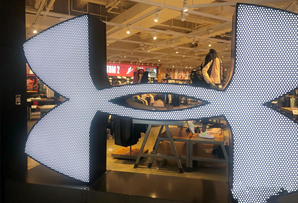 （Under Armour）安德玛服装品牌店网孔logo灯箱展示效果图