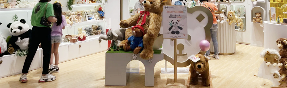 百年毛绒玩偶品牌（Steiff）史戴芙礼品店拉丝钛金展示架展示效果图